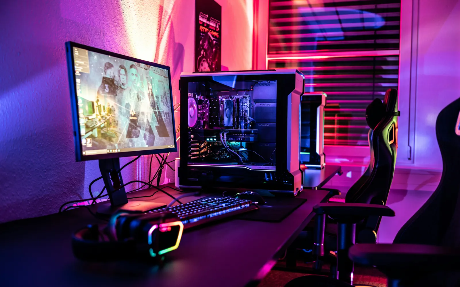 PC gamer montado, com gabinete de lateral em vidro e iluminação
